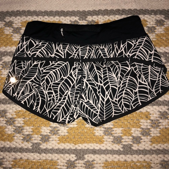 printed lululemon shorts size 2 - Picture 2 of 2
